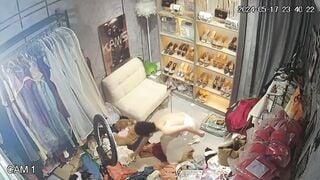 bé chủ shop quần áo thay đồ trông vú vê cứ ngồn ngộn cả