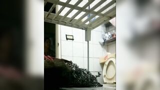 Quay lén được em vợ và mẹ vợ tắm