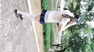 Em học sinh show hàng nơi công cộng còn gọi nhóm trẻ cho họ thấy