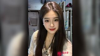 em gái nằm rạng lồn hưởng thụ con cặc của bố đường