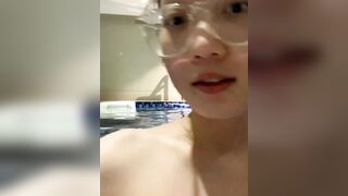 Em sinh viên kính cận, live sex ngay trong hồ bơi trường