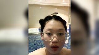 Em sinh viên kính cận, live sex ngay trong hồ bơi trường