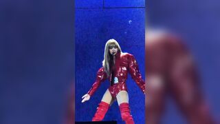 Lisa diễn với bộ quần bó sát lộ viền mu lồn