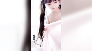 Em ti hồng lồn non thủ dâm bắn nước trong nhà tắm
