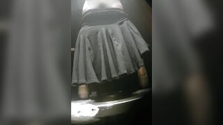 Cô gái xinh đẹp dáng cao ráo, sự tương phản khi đi đái lồn cô ấy còn gắng trứng rung.