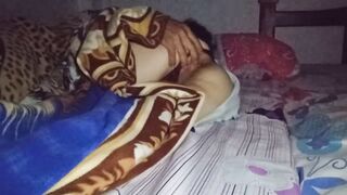 Súc vật a họ, Nửa đêm lén mò móc lồn em họ ngủ say, Vạch quần lót bị quya lén