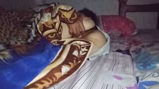 Súc vật a họ, Nửa đêm lén mò móc lồn em họ ngủ say, Vạch quần lót bị quya lén