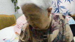 CHo bà ngoại nhìn buồi rồi xin bóp vú bà ngoại