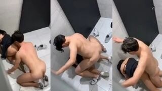 Clip Sex Quay lén cặp đôi địt nhau trong WC quán bar