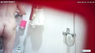 Quay lén em dâu mông to đi tắm đg tắm mà tới tháng chảy tiết canh tràn mông p2