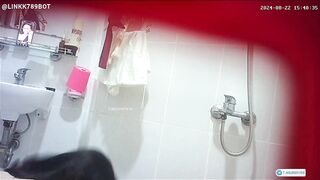 Quay lén em dâu mông to đi tắm đg tắm mà tới tháng chảy tiết canh tràn mông p2