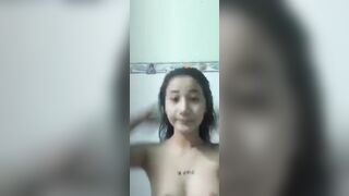 Rau non kính cận vú bự siêu xinh vừa đi tắm vừa call vid show hàng cho a xem p2