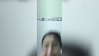 Rau non kính cận vú bự siêu xinh vừa đi tắm vừa call vid show hàng cho a xem p2