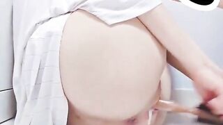 Dâm nữ bím hồng dùng cùi cọ chà bồn cầu móc lồn sướng rỉ sữa cực dâm