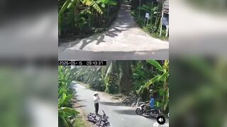 Bé nữ sinh bị tên biến thái bóp chim giữa đường