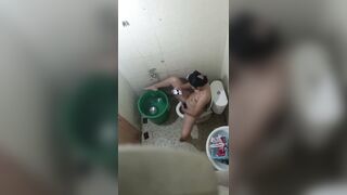 Phát hiện mẹ kế móc lồn thủ dâm trong nhà tắm nhìn nứng hết cặc