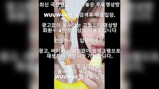 2 con bạn, Dùng chuối kẹp vú Chơi less, Khoe Vú lồn Loli mình dây live sex cực nứng