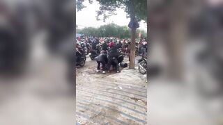 1 đám đánh ghen lột quần của con nhân tình chạy.