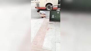 Chị gái mắc quá ia luôn giữa đường trốn đông người.