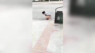 Chị gái mắc quá ia luôn giữa đường trốn đông người.