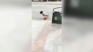 Chị gái mắc quá ia luôn giữa đường trốn đông người.