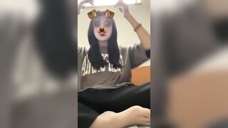 Một cô gái xinh đẹp trên livestream, với vòng ba tròn trịa và những đường cong