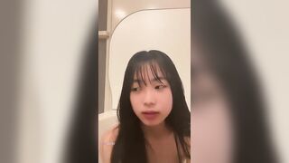 Một cô gái xinh đẹp trên livestream, với vòng ba tròn trịa và những đường cong