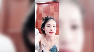 Idol tiktok Huỳnh Bảo Trân livetream show hàng xoa bóp cặp vú cực căng tròn p1