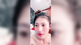 Idol tiktok Huỳnh Bảo Trân livetream show hàng xoa bóp cặp vú cực căng tròn p3