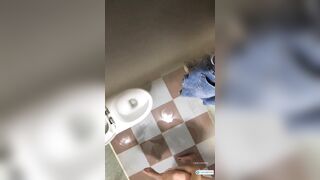 Lắp cam quay lén trên trần nhà tắm mỗi ngày đều đc coi e dâu đi tắm đã mắt luôn