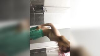 Quay lén nhỏ em dâu tóc vàng đi tắm,nhìn vú mông căng mọng của em mà thèm