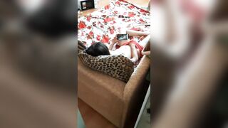 Em gái mải thủ dâm mà không biết mình bị quay lén