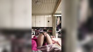 Đang khoe chiếc lồn xinh lắm lông, thì ở đâu ra con mèo đến liếm lồn.
