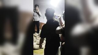 Bà già U65 đi nhà nghỉ ngoại tình thì bị chồng đi đánh ghen 😄 lão nhân tình hổ báo.