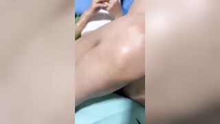 Lén quay lồn em họ cứ bịt tay nhưng cũng muốn địt
