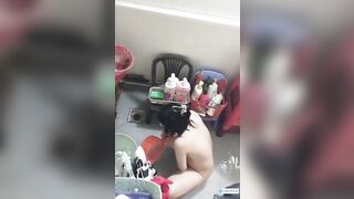 Quay lén chị dâu kính cận vú bự đi tắm ngồi rửa lồn đã mắt