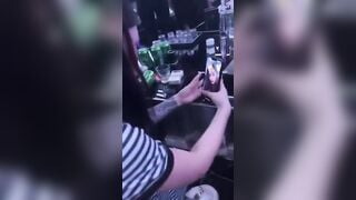 Đưa nhỏ b thân xăm trổ vô bar hút đồ phê rồi vén áo lên bóp vú