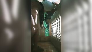 Mang em yêu ra ban công doggy cho thoáng