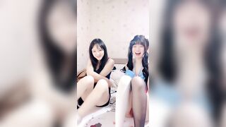 2 em rau hàng ngon khoe hàng thủ dâm trên live