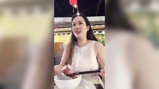 Ăn mực là phụ, còn khoe Vú mới là chính