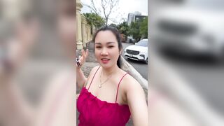 Nhìn Chị thôi, đừng nhìn Dú chị nhé