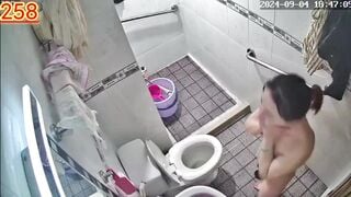 Quay lén chị dâu đi tắm xem nứng vl ra