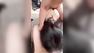 Phê phá quá là em nó nhiệt tình chơi some,sợ bị phát hiện nên 1 anh đút cu cho em bú