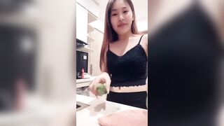 Live gái xinh kute và trái dưa leo thần thánh