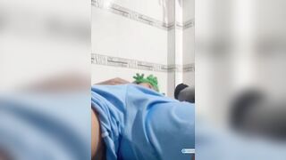 Sáng sớm em họ 16 tuổi ngủ mê không mặc sì líp, vào nghịch lồn xoa hạt le nó tí.