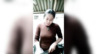 Chị Lan U50 hồi xuân, tim bạn zai không phân biệt tuổi tác