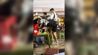 Căng nha chứ e ngồi thấy có mùi là đứng dậy về trước