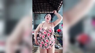 Chubby hàng ngon thủ dâm khoe hàng trong bếp đang nấu ăn cho chồng