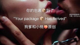 Cô gái trong bộ váy cưới và tất đen bị tấn công dữ dội và co giật.