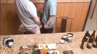 Tôi, thư ký và khách hàng quan hệ tình dục ngay trên bàn ăn